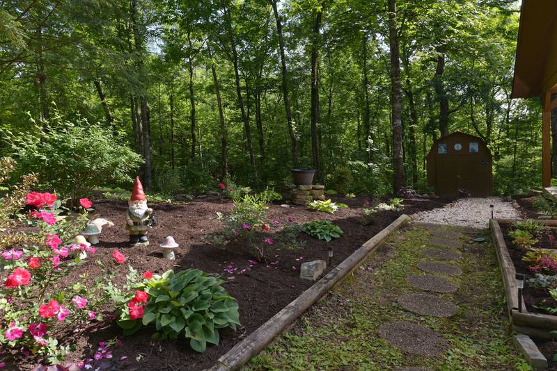 Pigeon Forge Cabin Rental featuring a Garden Area