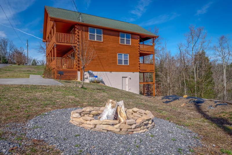 Sevierville Three Bedroom Cabin RentalFree RoomMountain