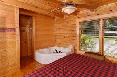 River Cabin bedroom with in-room whirlpool tub