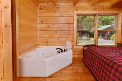 River Cabin In-room Whirlpool Tub in Bedroom