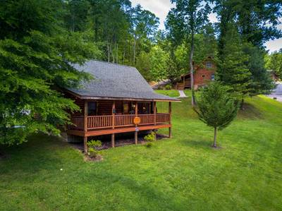 A Smoky Getaway covered back deck in a resort setting