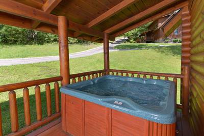 A Smoky Getaway covered front deck with hot tub