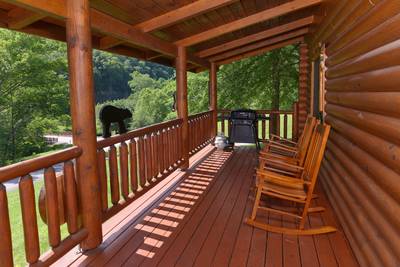 A Smoky Getaway covered back deck with rocking chairs