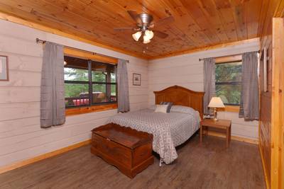 Serenity Ridge bedroom 1 with queen size bed