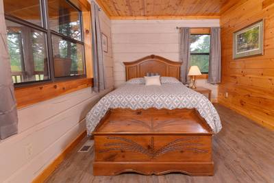 Serenity Ridge bedroom 1 with queen size bed