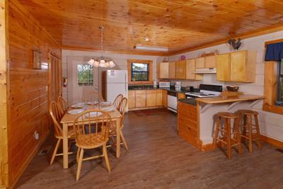 Serenity Ridge dining area and fully furnished kitchen