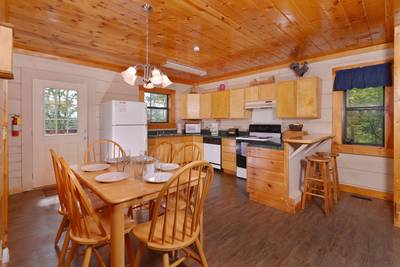 Serenity Ridge dining area and fully furnished kitchen