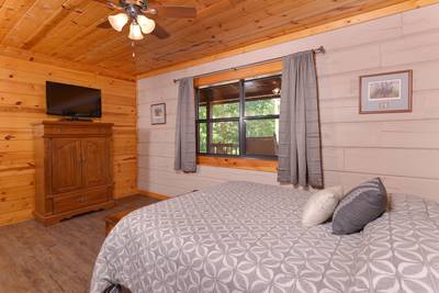 Serenity Ridge bedroom 1 with 32-inch flat screen tv
