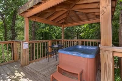 Allen's Hideaway hot tub on private deck
