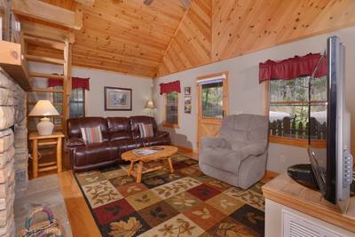 Allen's Hideaway living room with three recliners
