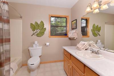 Allen's Hideaway master bathroom