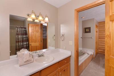 Allen's Hideaway master bathroom