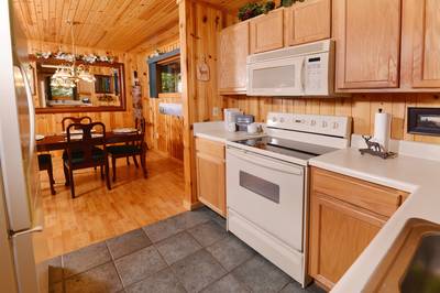 Deer to Dream fully furnished kitchen and dining area