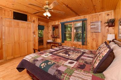 Deer to Dream main level bedroom