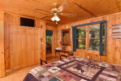Deer to Dream main level bedroom with 32-inch flat screen tv