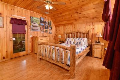 Deer to Dream upper level loft bedroom