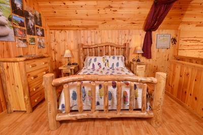 Deer to Dream upper level loft bedroom with queen size bed