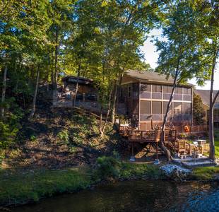 Crystal Waters has two screened in back decks