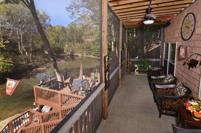 Crystal Waters lower level screened in porch with seating