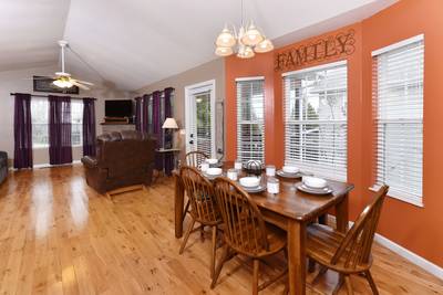 Rocky Top Chalet dining area