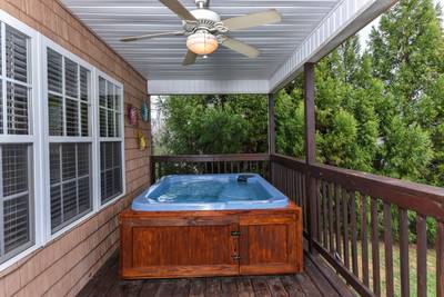 Rocky Top Chalet hot tub