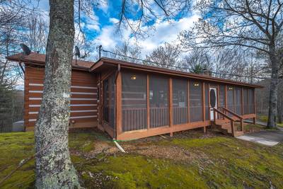 Pleasant View screened-in entry deck