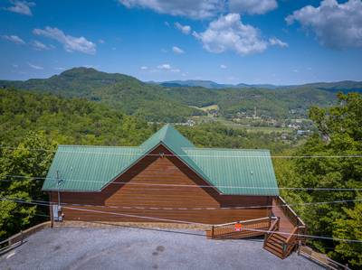 Getaway Mountain Lodge parking area and ramp entry