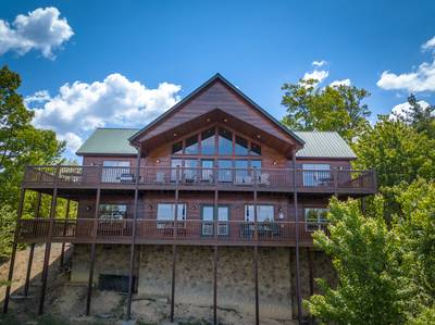 Getaway Mountain Lodge wraparound decks