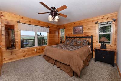 Getaway Mountain Lodge main level bedroom 1 with king size bed