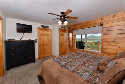 Getaway Mountain Lodge main level bedroom 1