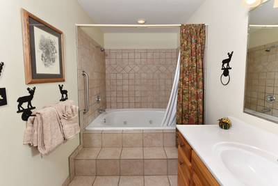 Getaway Mountain Lodge main level bathroom 1