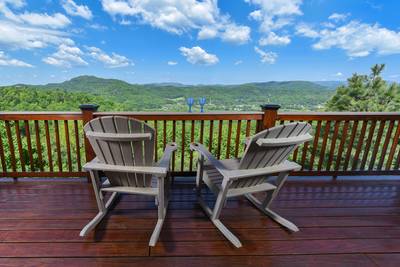 Getaway Mountain Lodge main level wraparound deck with rocking chairs