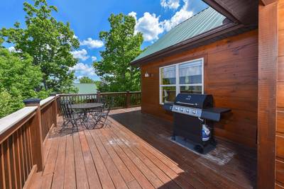 Getaway Mountain Lodge main level wraparound deck with gas grill