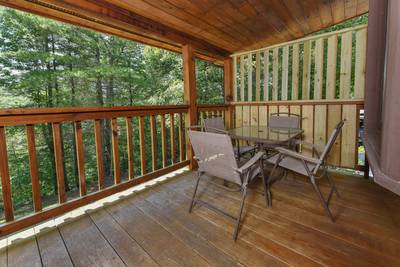 Walden Ridge Retreat screened in back deck with table and chairs