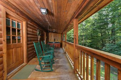 Walden Ridge Retreat screened in back deck with rocking chairs