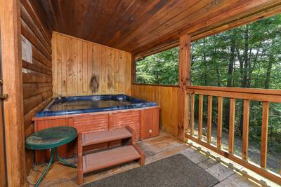 Walden Ridge Retreat screened in back deck with hot tub