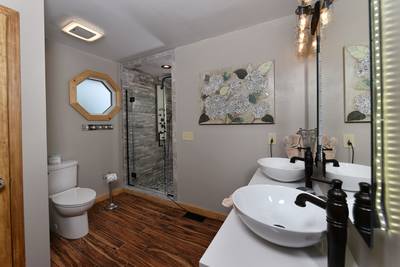 Cabin Fever bathroom