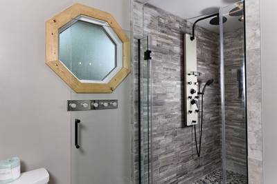 Cabin Fever bathroom with spa shower