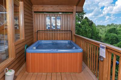 Cabin Fever covered back deck with hot tub