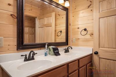 Lighthouse Harbor main level bathroom