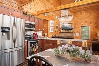 Winter Ridge dining area and kitchen with granite countertops
