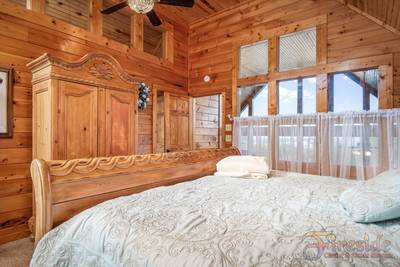 Winter Ridge upper level master bedroom with king size bed