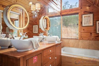 Winter Ridge upper level master bathroom with whirlpool tub