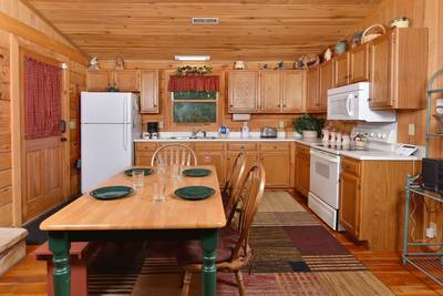 Walden Ridge Retreat dining area with fully furnished kitchen