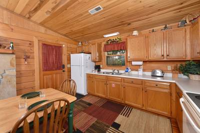 Walden Ridge Retreat fully furnished kitchen and dining area