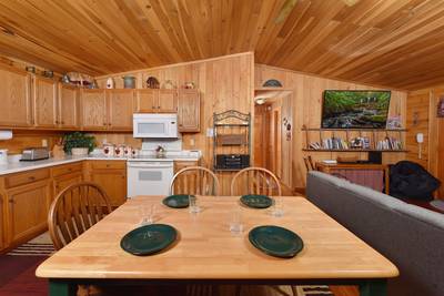 Walden Ridge Retreat dining area and kitchen