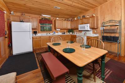 Walden Ridge Retreat dining area and fully furnished kitchen