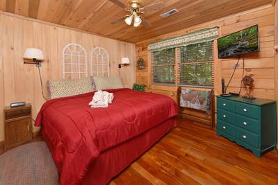 Walden Ridge Retreat bedroom 1 with king size bed