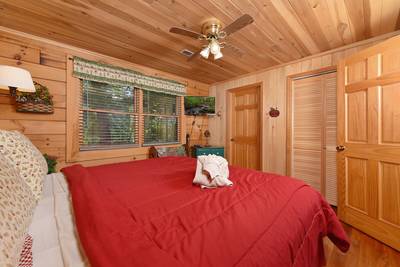 Walden Ridge Retreat bedroom 1 with 32-inch flat screen TV