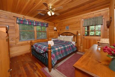Walden Ridge Retreat bedroom 2 with queen size bed